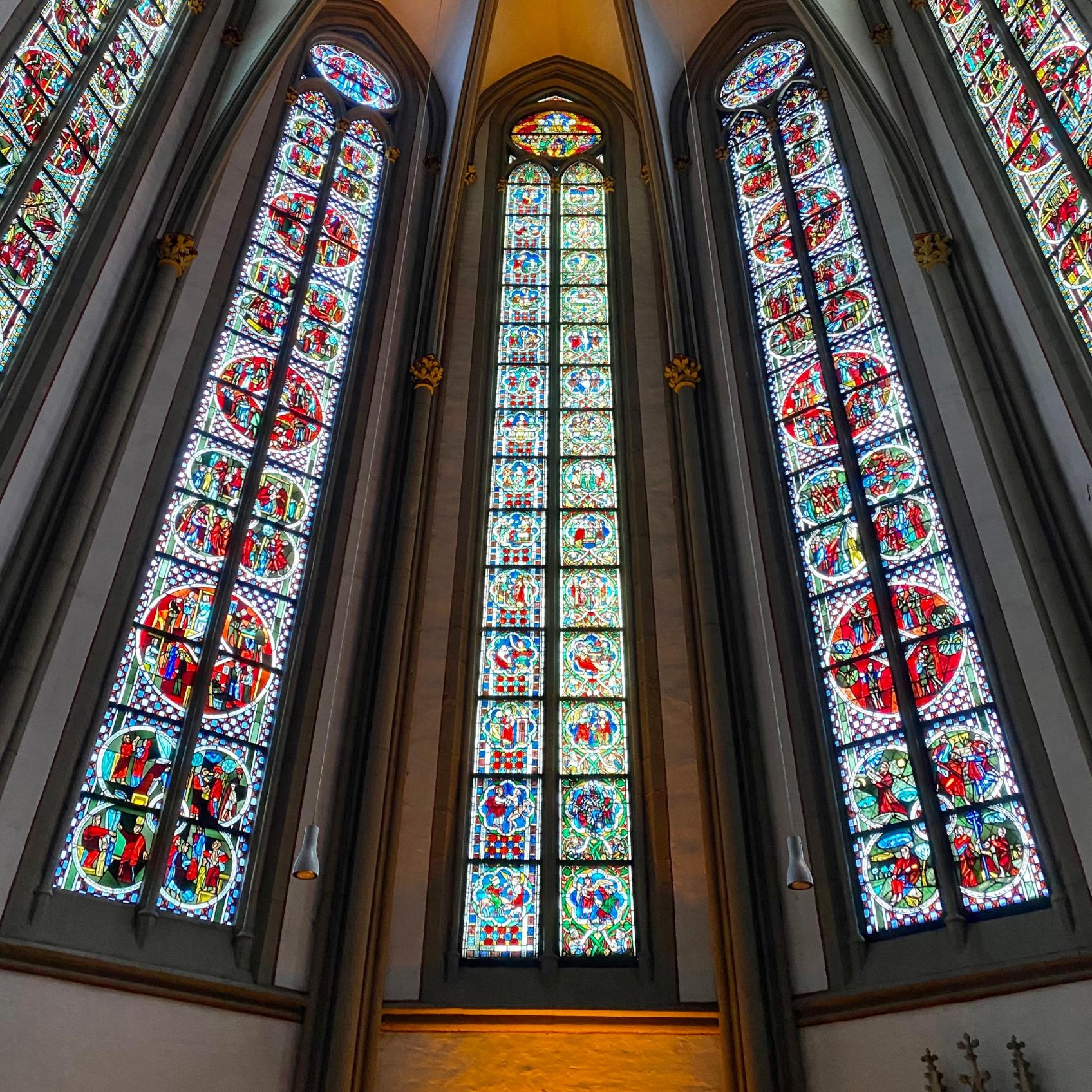 In der Mitte das Bibelfenster (c) Pfarre St. Vitus