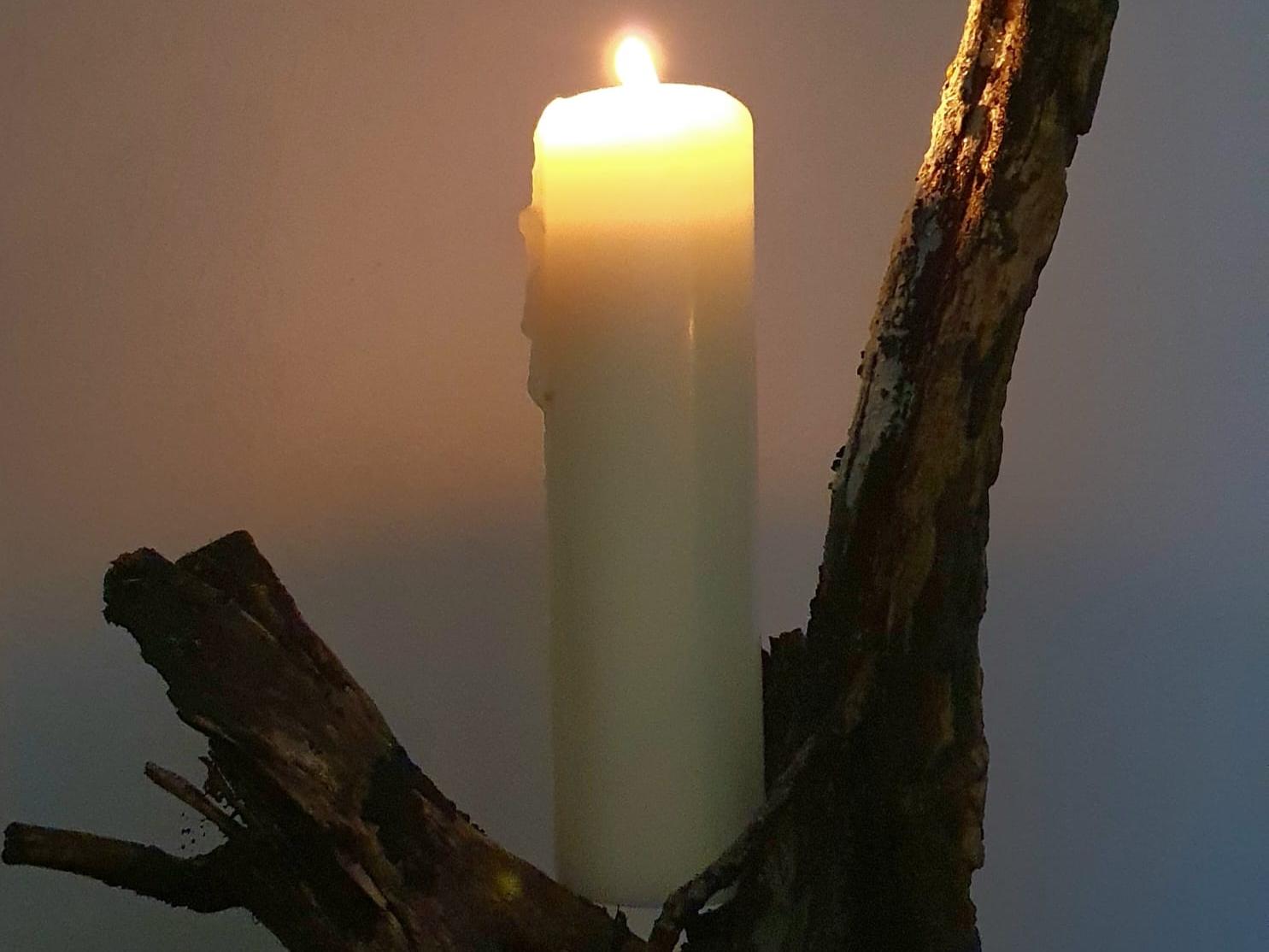 03. Dezember – Die erste Kerze brennt für die Wachsamkeit: 