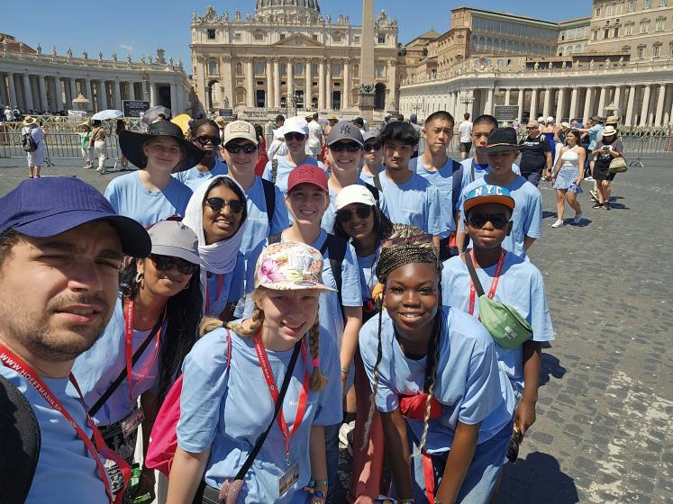 Unsere Ministranten vor dem Petersdom in Rom (c) Antonio Costa